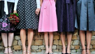 חצאיות עם הדפסים רטרו והדרך לשלבן באופנה המודרנית